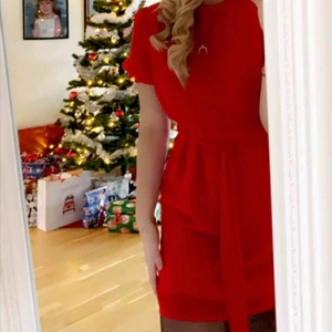  - Supersöt klänning från NA-KD. Endast använd 1 gång så den är i toppskick!