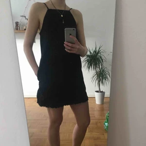  - Svart klänning från weekday! Fickor på sidorna och fransigt tyg nertill. Ryggen är öppen med ett knytband 