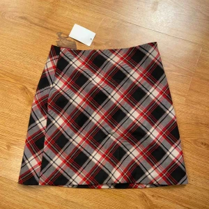  - Fin kjol som aldrig är använd. Prislapp kvar till och med. 