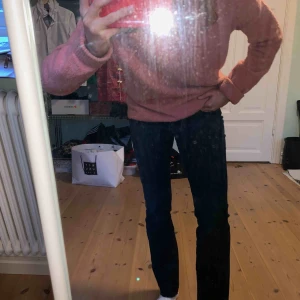  - Snygga mörkblåa jeans från wrangler! Är lite förstora för mig som är en 36 samt w.27 ca. Har klippt av byxorna längst ner och passar mig i längden som är 165 cm lång. Priset går att diskutera och hör bara av er om ni har några frågor💞💗