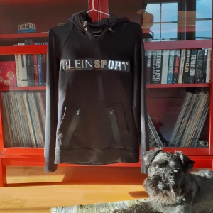 Plein sport hoodie/sweatjacket - Mått: Bröst-96 cm, Längd-57 cm, Arm-76 cm. Aldrig använd och 110% äkta. Nypris: ca 4000-5000 kr. Hund inte inkluderad:) Passar mig som är s (36/38) och tjej men passar inte riktigt broshan som är m. Jag är 162 och broshan är snäppet längre.