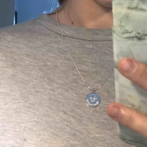  - ett halsband från nakd, säljs för 50kr inkl frakt, 40kr inkl frakt vid snabb affär:)