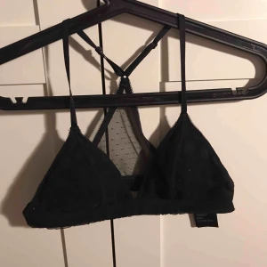  - Säljer en super fin bralett från H&M. Fraktas endas vilket betyder att priset är 70kr + 36kr i frakt 