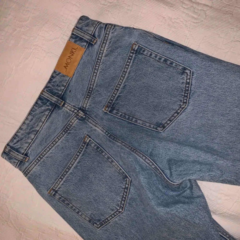 Ljusblå momjeans, jättesnygga men tyvärr för små för mig (frakt tillkommer, 65 kr)💕. Jeans & Byxor.