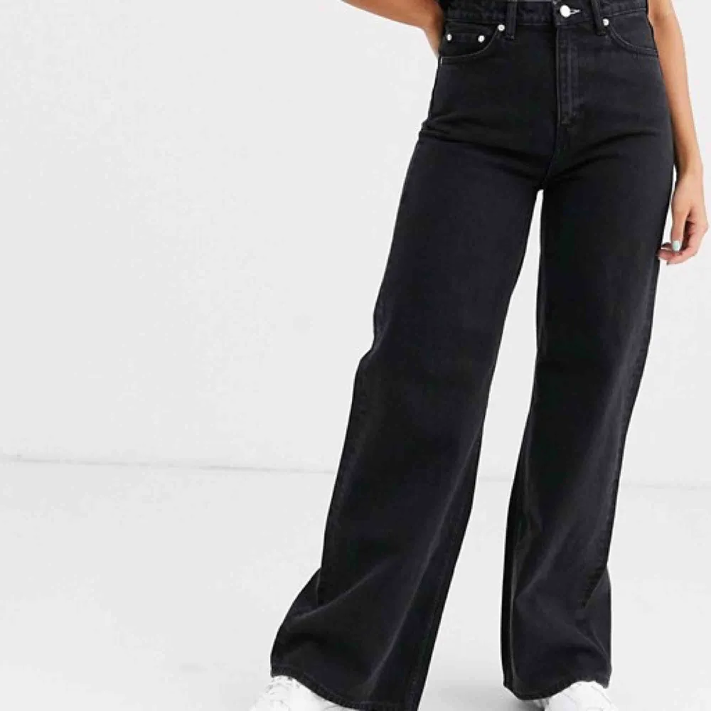 Svarta jeans från weekday i modellen ACE! 24/32 men stora i storleken så sitter mer som en 25/32 :) Nästan oanvända 🦋🦋🦋 Jag är 169cm lång och på mig går dom till fötterna.. Jeans & Byxor.
