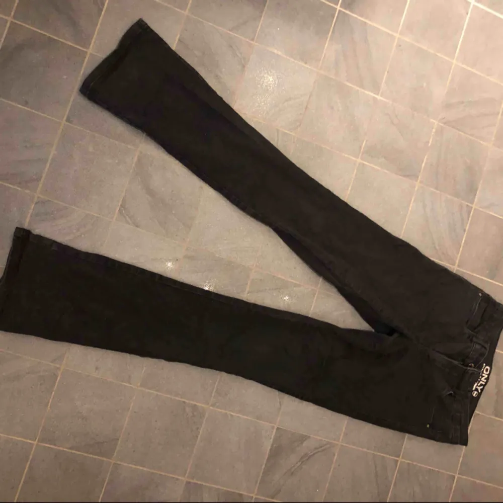 Snygga svarta jeans från ONLY i stretshigt material, använda sparsamt och små täcken på användning. . Jeans & Byxor.