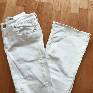 Vita jeans från Twist and Tango, sparsamt använda, inga fläckar och hela. Lång passform, bootcut. 