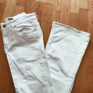  - Vita jeans från Twist and Tango, sparsamt använda, inga fläckar och hela. Lång passform, bootcut. 