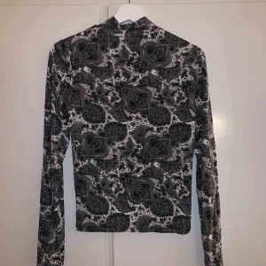  - Riktigt fin polotröja med mönster!  Använd 1 gång. Sitter som S/M🌟 Frakten står köparen för😊