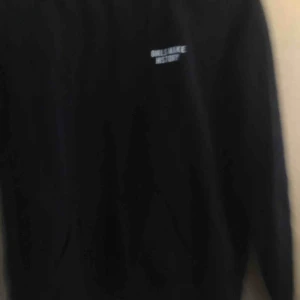  - Svart sweatshirt med vitt tryck