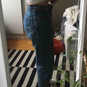  - Blåa Mom-jeans från Green Label. Superbekväma men säljer pga alldeles förstora för mig (som vanligtvis har 38). Kan mötas upp i Stockholm annars står köparen för frakt💗