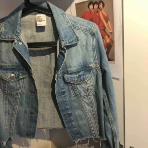  - Croppad jeans jacka från hm i storlek XS/34. Dm för mer info/intressse 🌟🌼 Frakt 60 kr tillkommer 📦