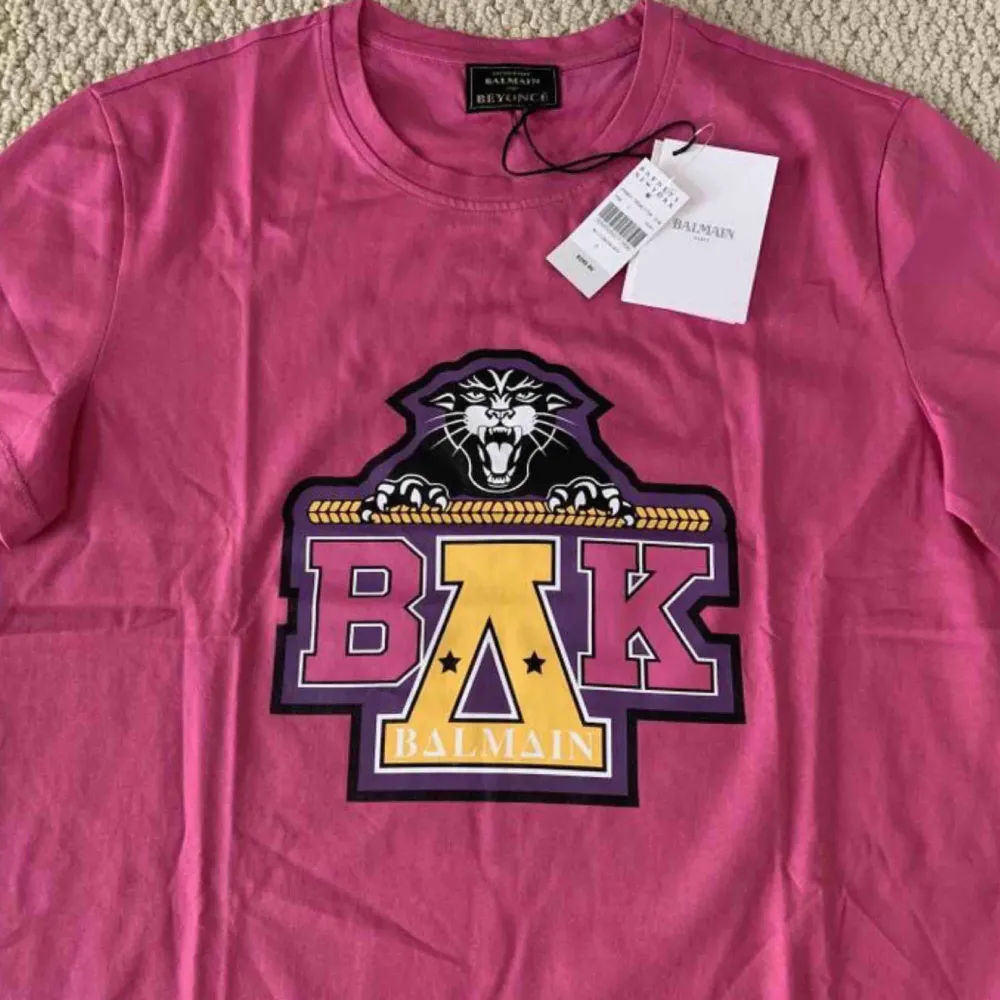 Helt slutsåld t shirt från balmain x Beyonce! Köpt för ca 3000kr, men säljer pga inte kommer till användning 😪 OBS: rosa färgen. T-shirts.