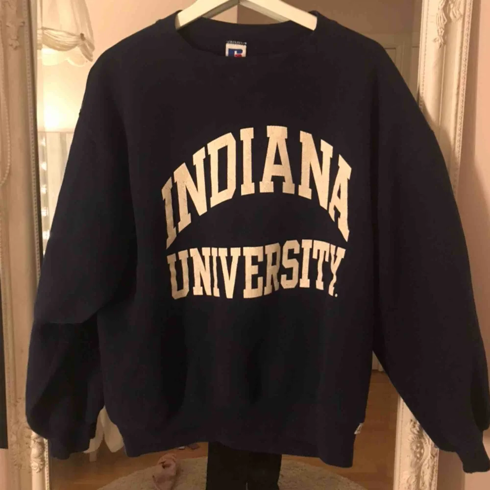 Sweater köpt på beyond retro, använd några gånger men ändå bra skick:). Kan skicka mot att köparen står för frakten💘. Hoodies.