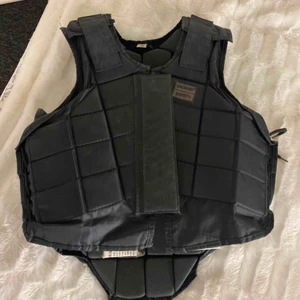  - Ridväst använt ett fåtal gånger. Storlek child medium. 