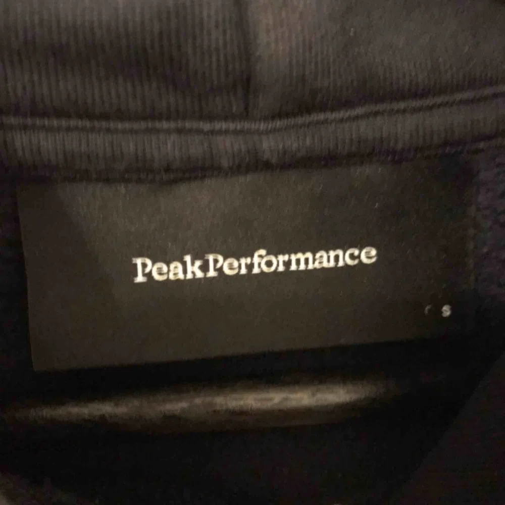 Mörkblå peak performance hoodie💙väldigt använd och plasten på ena snöret har åkt av (bild 3) men det märks knappt💝nypris 1100kr❣️frakt 65kr💕. Hoodies.