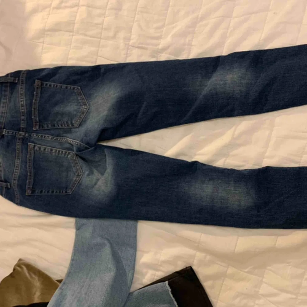 Nya jeans som inte är använda fina tajta neutrala som sitter bra.. Jeans & Byxor.