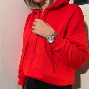  - oversized hoodie ifrån bikbok, storlek S men stor i storleken. kan mötas upp i Ystad/Tomelilla, annars tillkommer frakt. vi tar swish och kontanter.