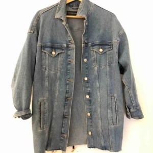  - Oversized jeansjacka, avklippt kant.  Ord var pris: 999kr