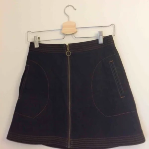  - Jeanskjol från urban outfitters! 🌸  Superfin med dragkedja och fickor. Kan mötas upp i Uppsala eller skicka, så står köparen för frakten. 