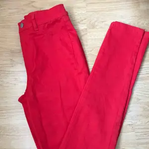 High waist byxor som är använt 1 gång.  Färgen röd.  Streck, jätte bekväma. 