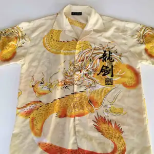 Oversized skjorta med kinesisk drake på. Riktigt fräck.