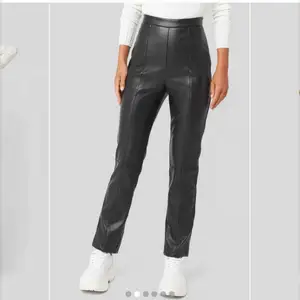 PU Leather pants från NA-KD i storlek 40 (hög midja). De är inköpta för 500kr och är aldrig använda! Priser är inklusive frakt! De är 