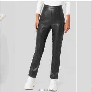  - PU Leather pants från NA-KD i storlek 40 (hög midja). De är inköpta för 500kr och är aldrig använda! Priser är inklusive frakt! De är 
