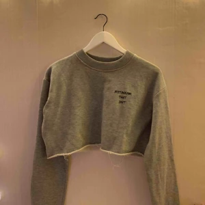  - Väldigt croppad tröja från NA-KD. Tröjan slutar en bit ovanför naveln men täcker BH:n om man inte lyfter på armarna.   Jag kan mötas upp i Borås, eventuellt Göteborg, annars står köparen för frakten. 