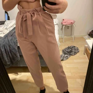  - Skit snygga byxor i mycket bra skick! Storlek 34! Priset kan diskuteras vid snabb affär, endast Swish betalning och köparen står för frakt