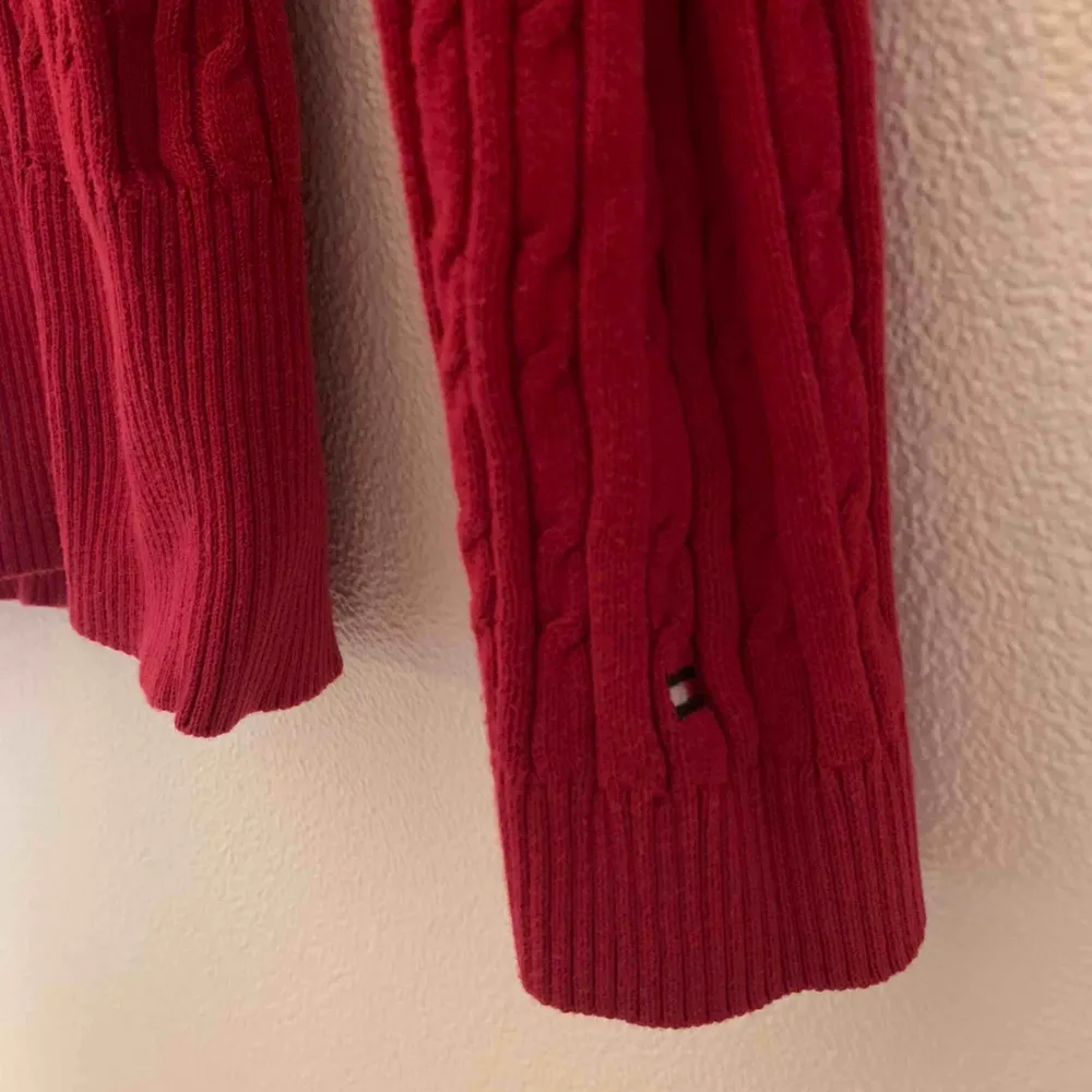 A nice red Tommy Hilfiger sweater that is in a very good condition and looks super nice with shirts underneath.. Tröjor & Koftor.