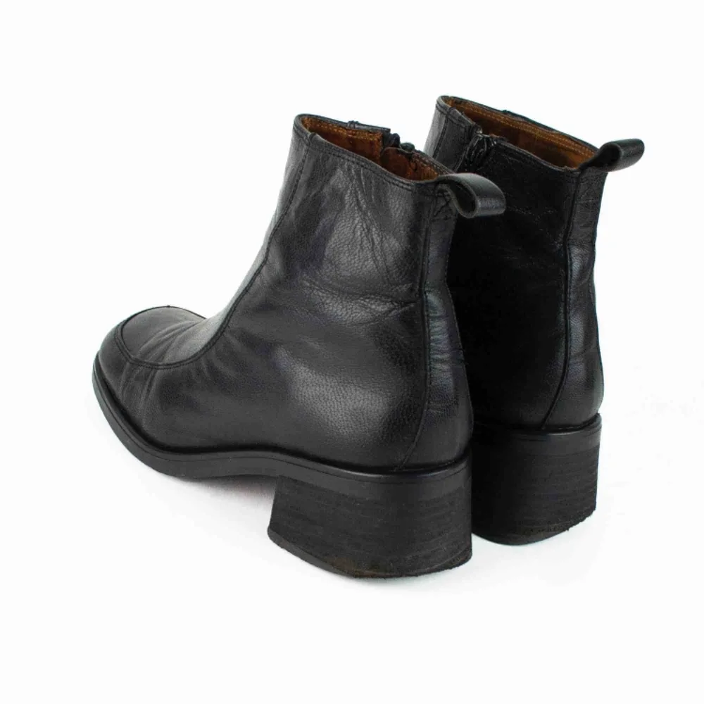 Vintage 90s 00s Y2K Bronx leather block heel square toe ankle boots in black Label: 40, feels smaller though, like 38.5. Judged by a person with size 38 Free shipping! Read the full description at our website majorunit.com No returns. Skor.