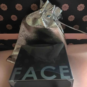  - STORT NYTT MINERALPUDER  LJUSBEIGE  LJUST #2 se bilderna. Nytt plomberat allt mitt smink är  nytt & orört.              *Leveras i en glittrig tygetuiet .* Bjuder även på portot. 