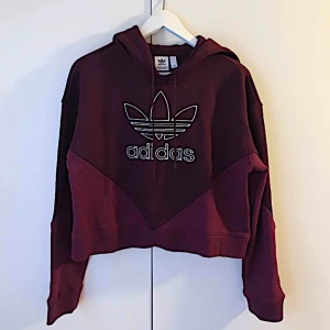 - Säljer en helt ny mörklila hoodie från Adidas. Storlek S (36). Helt oanvänd. Den är i lite ”croppad” modell men är ändå inte kort. Mjukt tyg inuti.   Nypris: 700 kr  Köparen står för fraktkostnad. Ställ gärna frågor!