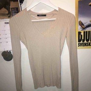  - Fint skick. En lite slits öppning nere vid arm öppningen