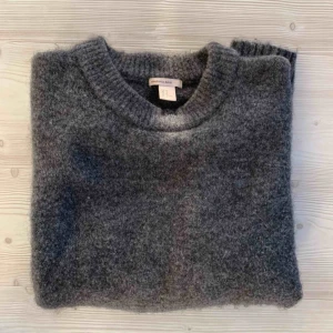  - Gosig tröja från Hm. Noppig ffa under ärmarna och lite vid nedre mudden. Avhämtas eller skickas mot 65:-