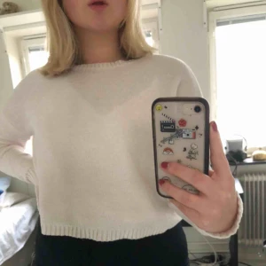  - Ljusrosa, mjuk tröja. Använd ca 5 gånger så är i bra skick. 