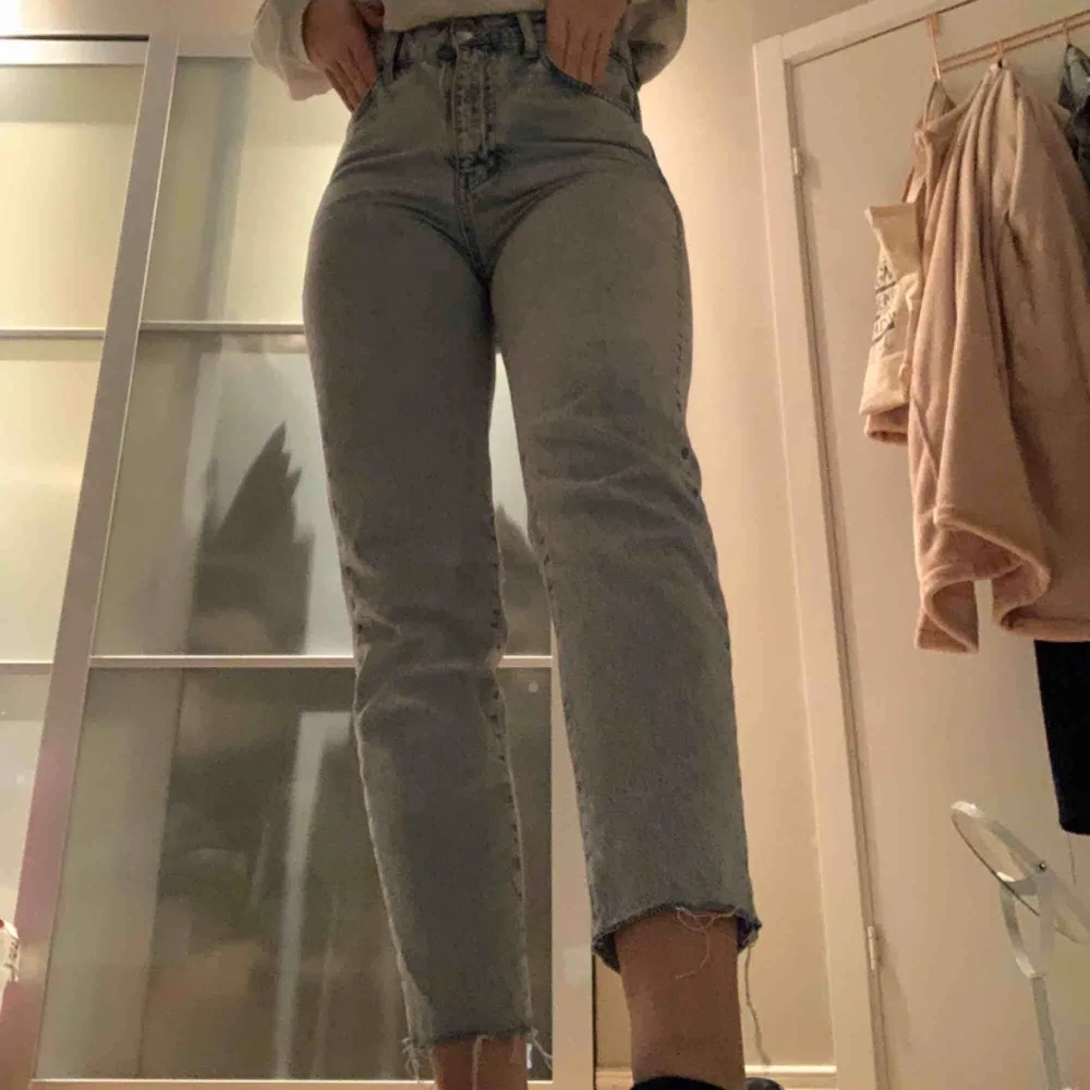 Ljusa mom jeans ifrån Ginatricot. Lite kortare då jag croppat dem (jag är 173 cm). Använda ett fåtal gånger. Frakten är 63 och den står köparen för!☺️. Jeans & Byxor.