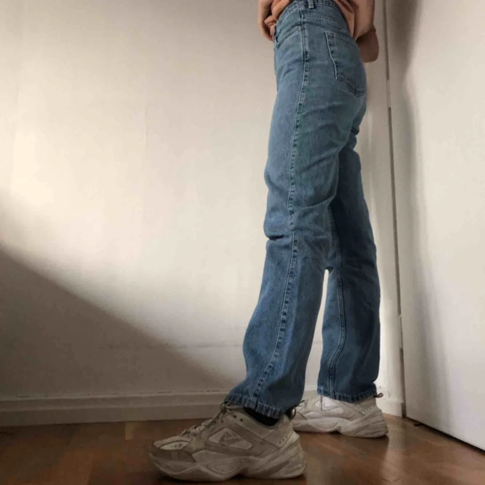 Weekday-jeans i modellen Row, färg Sky Blue. Ganska välanvända men i superfint skick. W29 L32, säljer pga har ett par i mindre strl, dock ska de vara lite baggy!. Jeans & Byxor.