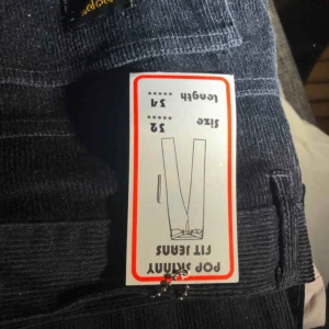  - Svarta mancehetser byxor från second hand butiken pop boutiques egna märke. De är köpta på herravdelningen men är små i storleken. Raka ben, kan skicka fler bilder.