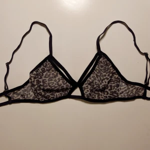  - Oanvänd bralette från Lindex (testad för bilden). Leopardmönster och svarta band. 