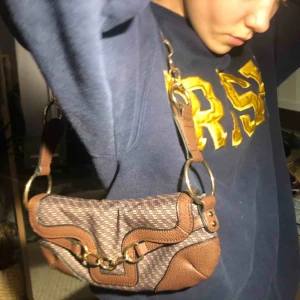  - Snygg ”vintage style” axel väska från Asos fåtal gånger använd! I princip helt nyskick🤓💞 Kan mötas upp eller skicka på posten 🤩🤩