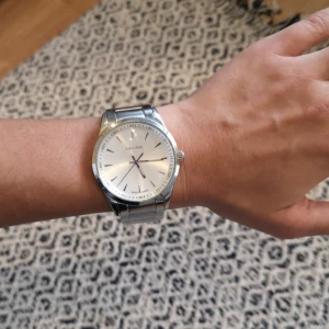  - Klocka från CalvinKlein. Ca 6 år gammal, något repig men fungerar fint. N    ypris ca 2500 sek