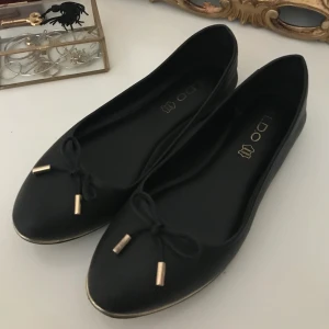 Helt nya ballerinaskor - Säljer ett par helt nya ballerinaskor som bara är använda en gång. Storleken står inte på dem, men dem passar mig som har 38.