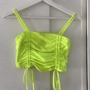 Neongul topp - Inköpt från madlady för ca 1,5 år sen. Använd 3-4 gånger 