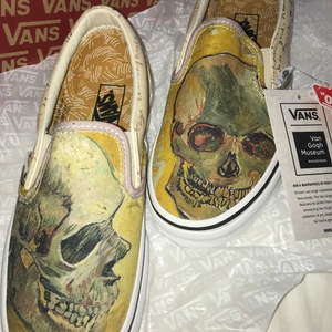 Vans x Van Gogh - Sjukt häftiga slipons från Vans x Van Gogh samarbetet. För stora för mig tyvärr, så aldrig använda. Helt slutsålda överallt, finns ej att få tag på 🌟 Nypris runt 1200kr