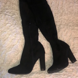 Svarta stövlar 👢  - Detta läckra svarta stövlarna kan bli dina för 150 kr frakt tillkommer och betalningen sker via swish 👢