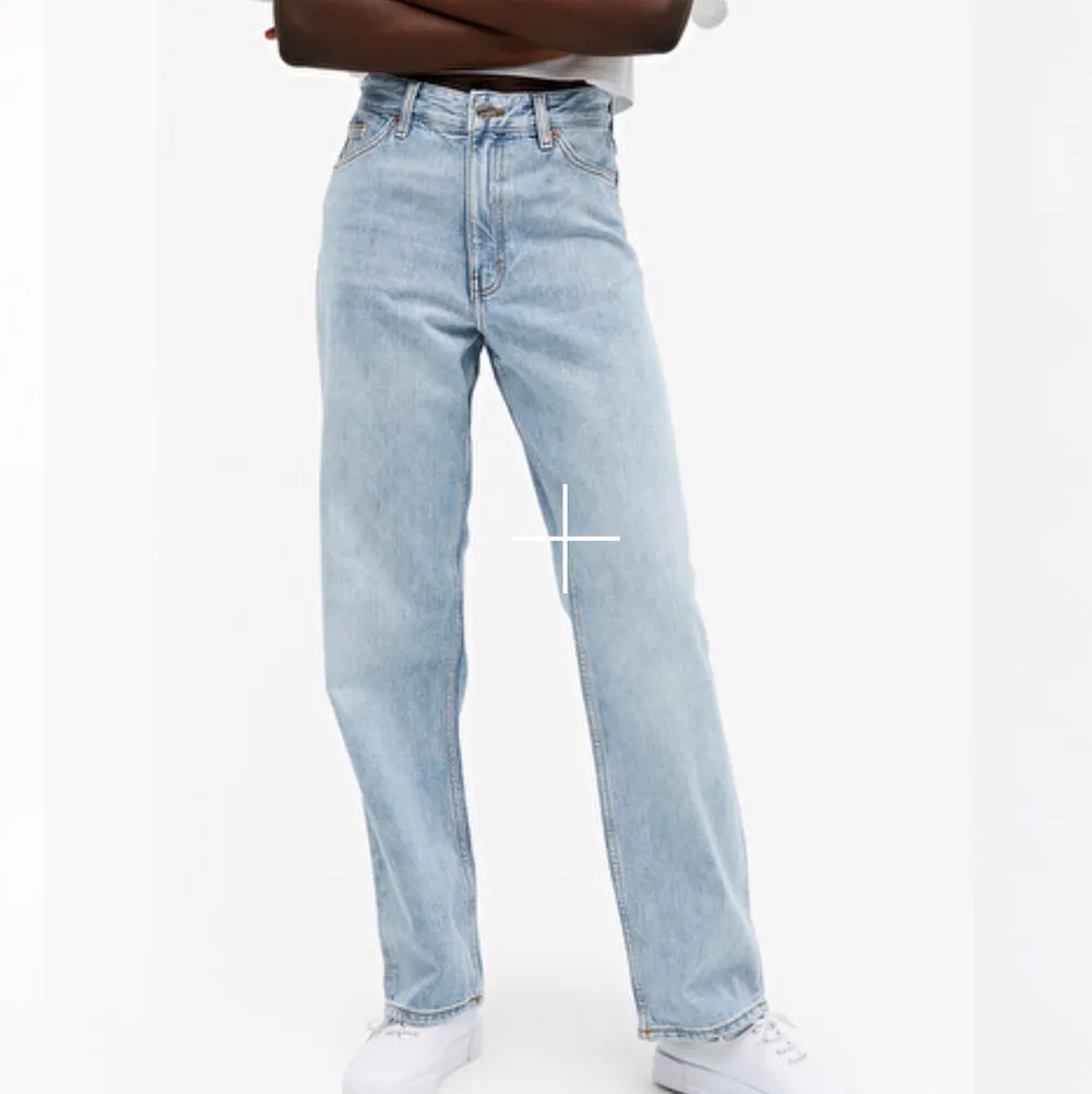 Skitsnygga jeans som tyvärr är lite stora på mig. Skulle säga att dom är stora i storleken eftersom jag brukar ha 24 men dess är för stora på mig💕 buda i kommentarerna🥰 höj med minst 10kr❤️ avslutas ikväll (12/6) kl 23:00🥰. Jeans & Byxor.