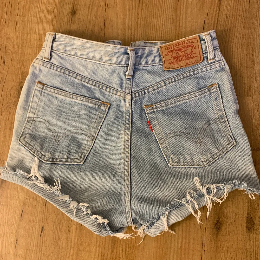 Levis-shorts i fint skick! Högamidjade! Använda endast ett fåtal gånger . Shorts.