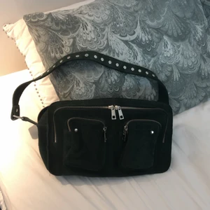 Ny Nunoo väska  - Helt ny väska ifrån Nunoo i mocka. Den är i den lite större modellen och man får verkligen plats med ALLT i den. Nypris 1599kr